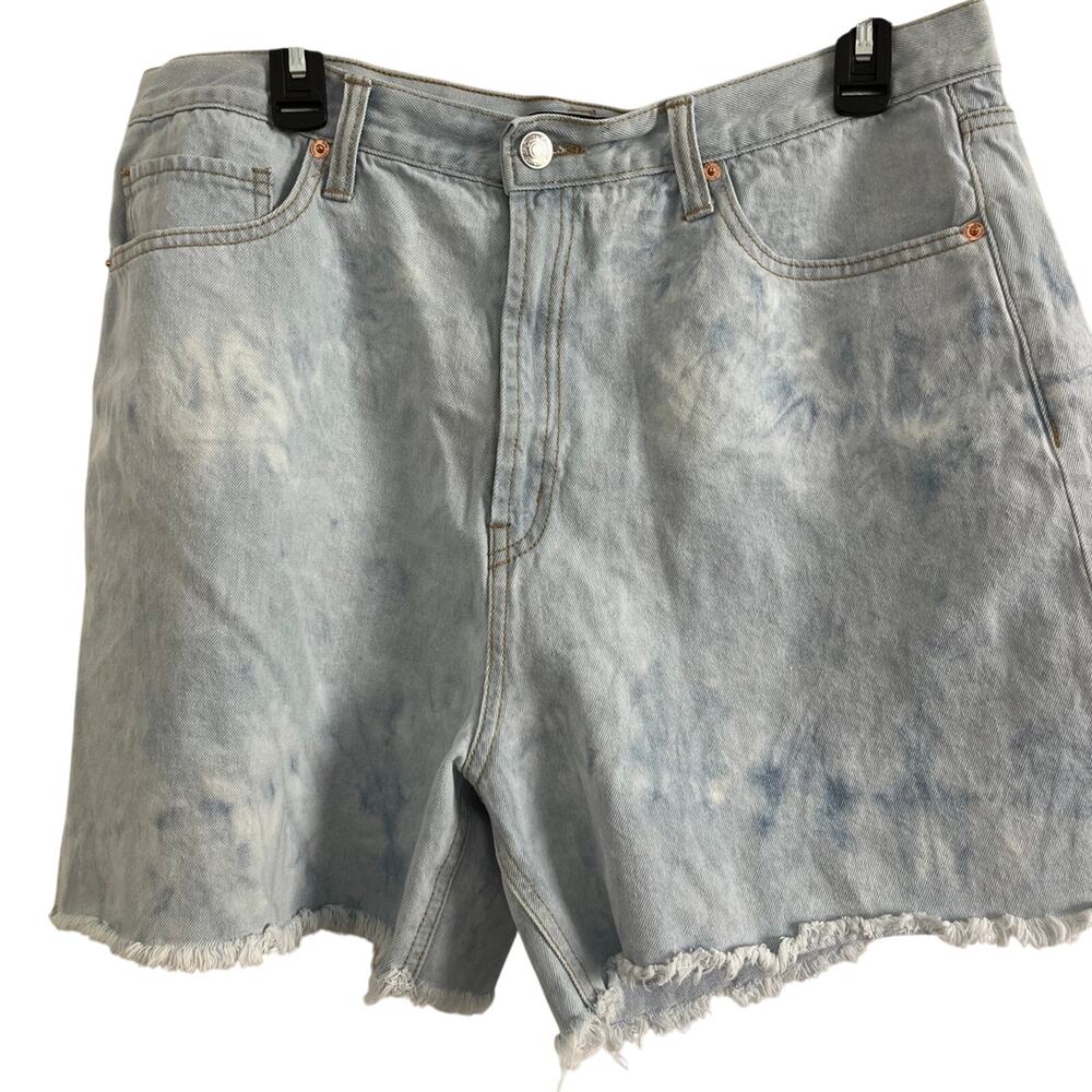 Juicy Couture Blue Denim Light Acid Wash 5 pocket button Shorts Size 32 Tie Dye